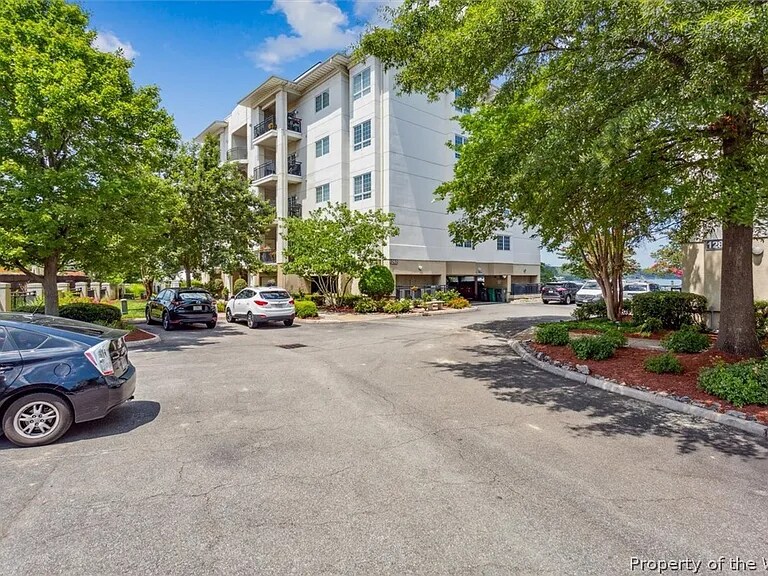 1292 Laskin Rd in Virginia Beach, VA - Building Photo
