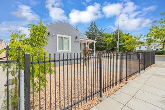 2075 83rd Ave in Oakland, CA - Building Photo - Building Photo