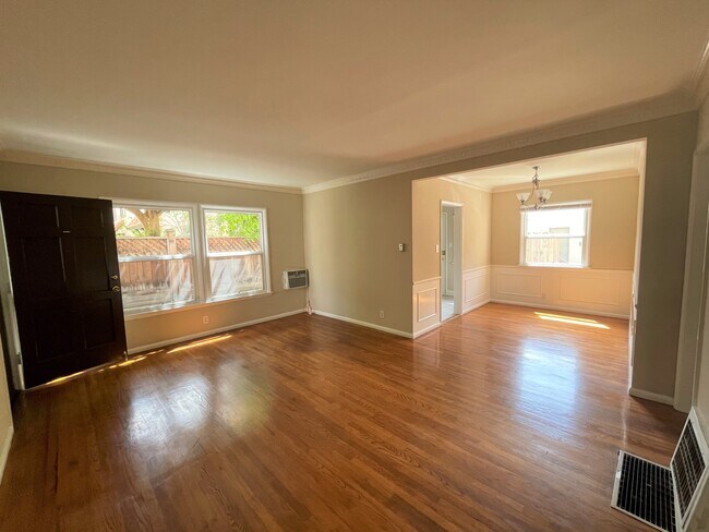 10620 Holman Ave in Los Angeles, CA - Foto de edificio - Building Photo