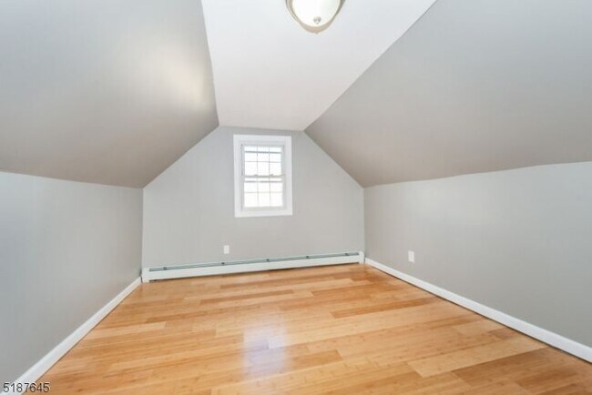 581 E 18th St-Unit -FL3 in Paterson, NJ - Building Photo - Building Photo
