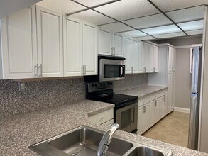 12 Royal Palm Way in Boca Raton, FL - Building Photo - Building Photo