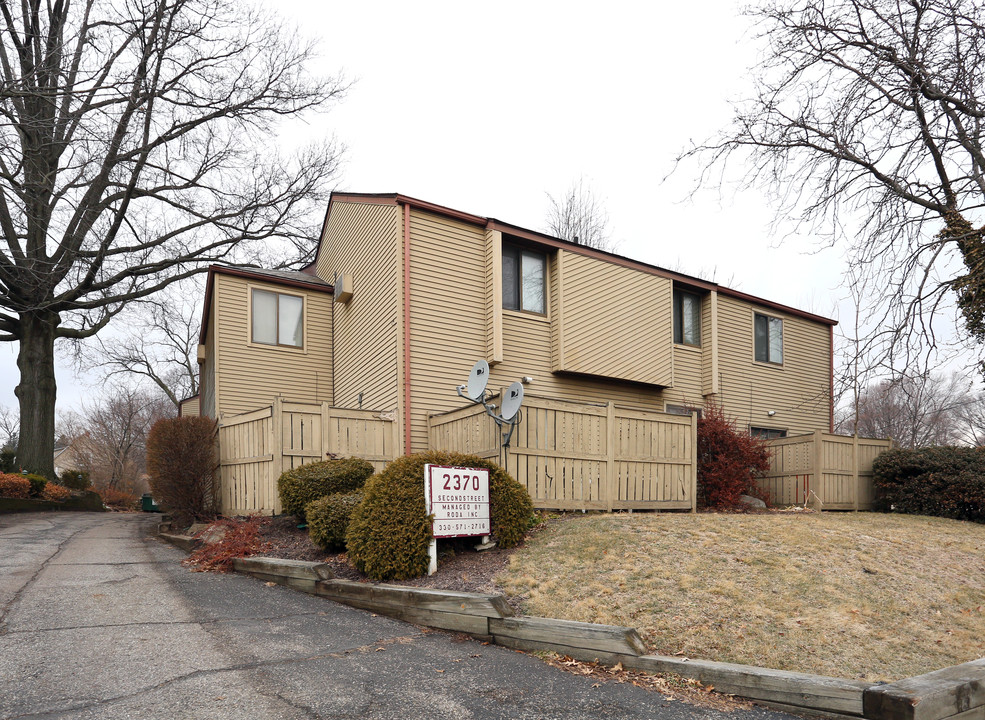 2370 2nd St in Cuyahoga Falls, OH - Building Photo