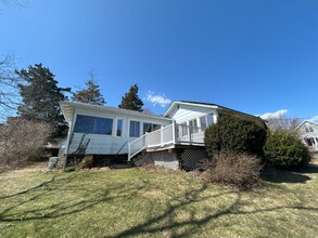 19 Spencer Ave in Guilford, CT - Foto de edificio - Building Photo