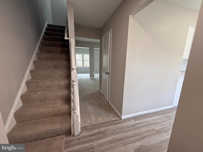 4924 McFarland Dr in Fairfax, VA - Foto de edificio - Building Photo