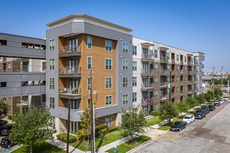 Circuit in Houston, TX - Foto de edificio - Building Photo