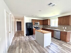 529 W Metcalfe St in Hutto, TX - Building Photo - Building Photo