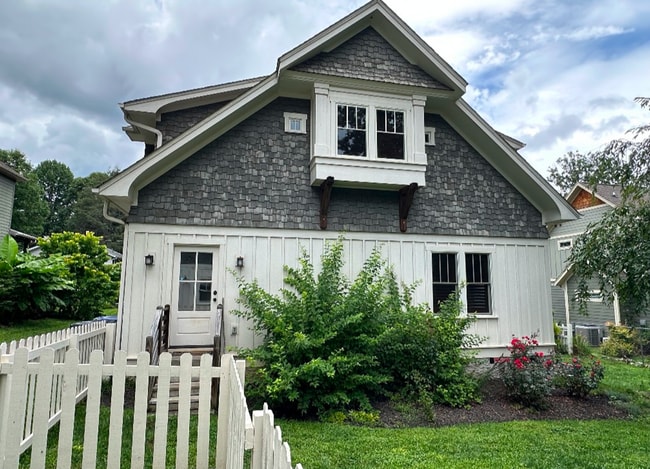 106 4th St in Black Mountain, NC - Building Photo - Building Photo