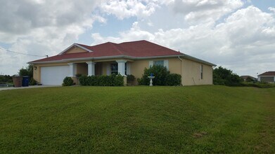 364 Pinehurst Ave in Lehigh Acres, FL - Building Photo - Building Photo