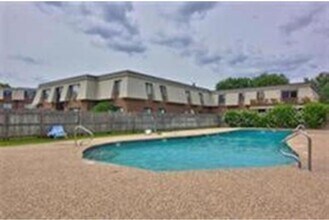 9 Hallmark Gdns, Unit 9  hallmark  unit 9 in Burlington, MA - Foto de edificio - Building Photo