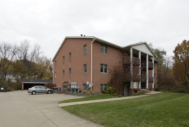 8695 Rosewood Ave NW in Canton, OH - Foto de edificio - Building Photo