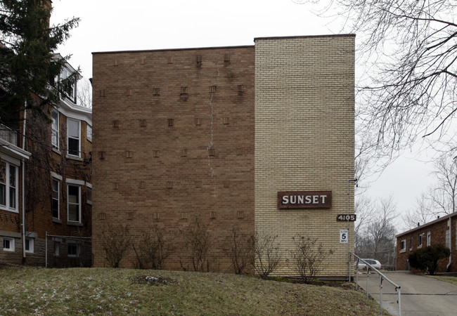 4105 W 8th St in Cincinnati, OH - Foto de edificio - Building Photo