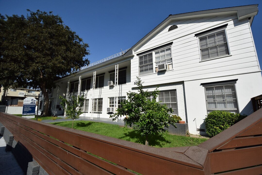 5220 Radford Ave in Los Angeles, CA - Building Photo