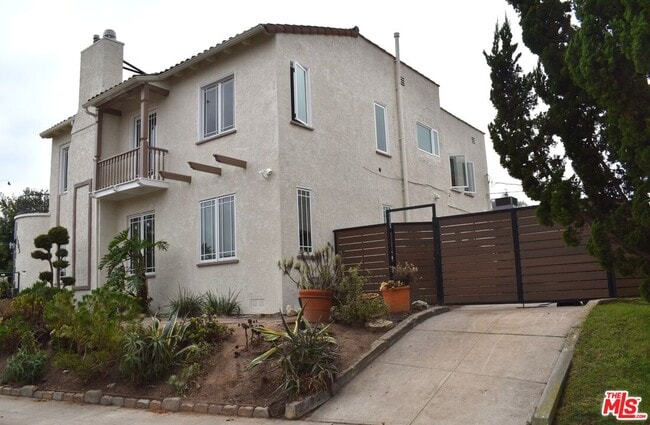 1303 S Tremaine Ave in Los Angeles, CA - Building Photo - Building Photo