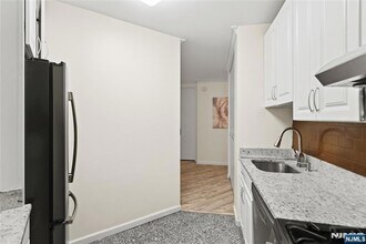 7004 JFK Blvd E, Unit 6a in Guttenberg, NJ - Foto de edificio - Building Photo