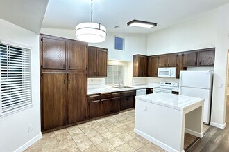 8629 White Rock Dr in Bakersfield, CA - Building Photo - Building Photo