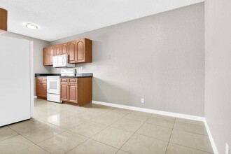 700 Nottingham Cir, Unit D in Greenacres, FL - Building Photo - Building Photo