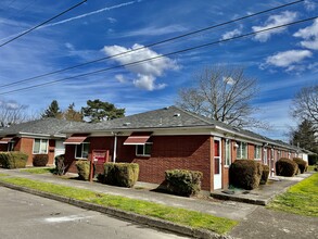 Queen's Court Apartments in Portland, OR - Building Photo - Building Photo