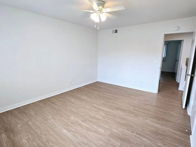 2717 S Baker St, Unit A in Santa Ana, CA - Foto de edificio - Building Photo