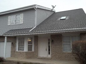 3490 Willowview Ct in Aurora, IL - Building Photo