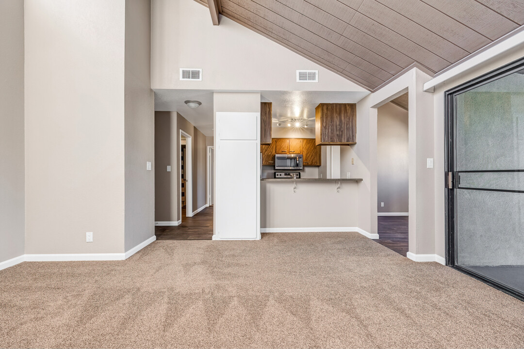 LAKESIDE APARTMENTS in Turlock, CA - Building Photo