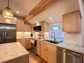 533 1/2 E 5th St in Port Angeles, WA - Building Photo