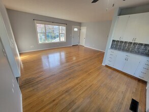 8385 SW Avery St, Unit 101 in Tualatin, OR - Foto de edificio - Building Photo