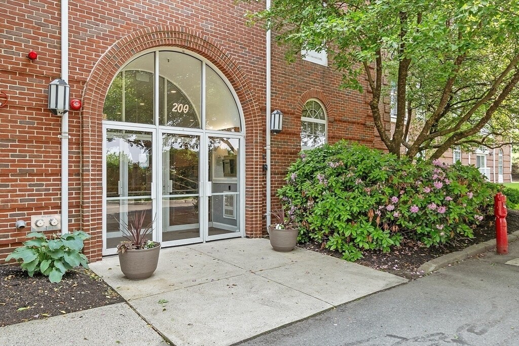 200 Captains Row in Chelsea, MA - Building Photo