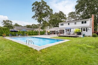 16 Nautilus Dr in Hampton Bays, NY - Building Photo - Building Photo
