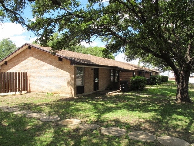 2030 Menard Hwy in Brady, TX - Foto de edificio - Building Photo