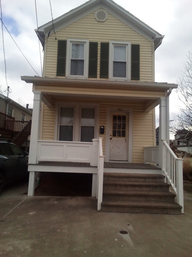 property at 914 Front St