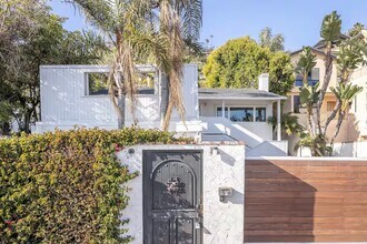 21563 Pacific Coast Hwy in Malibu, CA - Foto de edificio - Building Photo