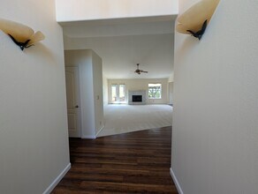 520 Bobbys Ln in Hollister, CA - Foto de edificio - Building Photo