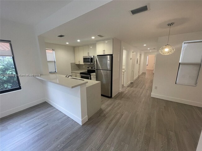 1637 SW 10th St in Miami, FL - Building Photo - Building Photo