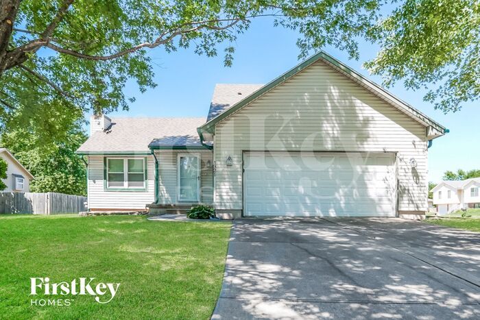 1921 NE Red Oak Ln in Blue Springs, MO - Building Photo