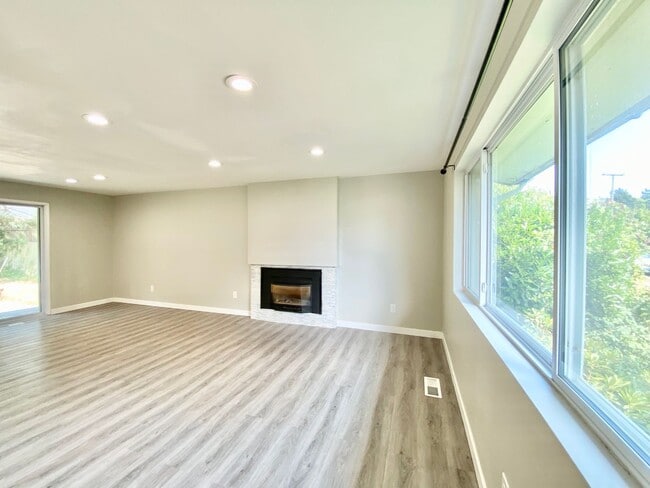 15834 SE 4th St in Bellevue, WA - Building Photo - Building Photo