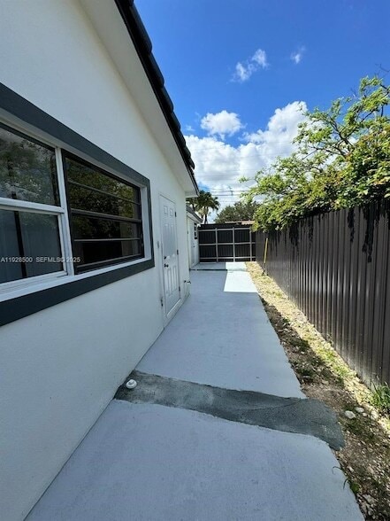 9830 SW 12th Terrace, Unit 2 in Miami, FL - Building Photo - Building Photo