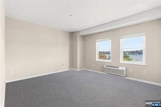 905 River Rd in Edgewater, NJ - Building Photo - Building Photo