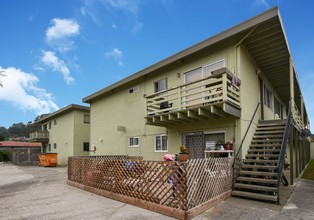 1336 Adobe Dr in Pacifica, CA - Foto de edificio - Building Photo