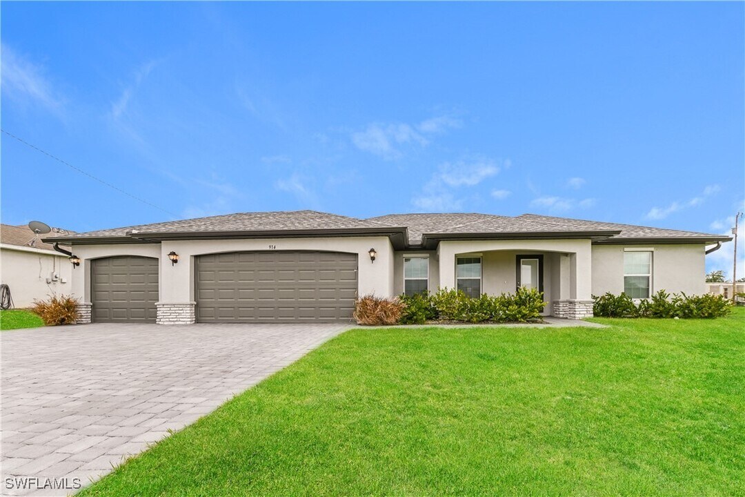 914 NE 13th Pl in Cape Coral, FL - Building Photo