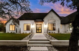 208 Stonegate Ln in Dripping Springs, TX - Building Photo
