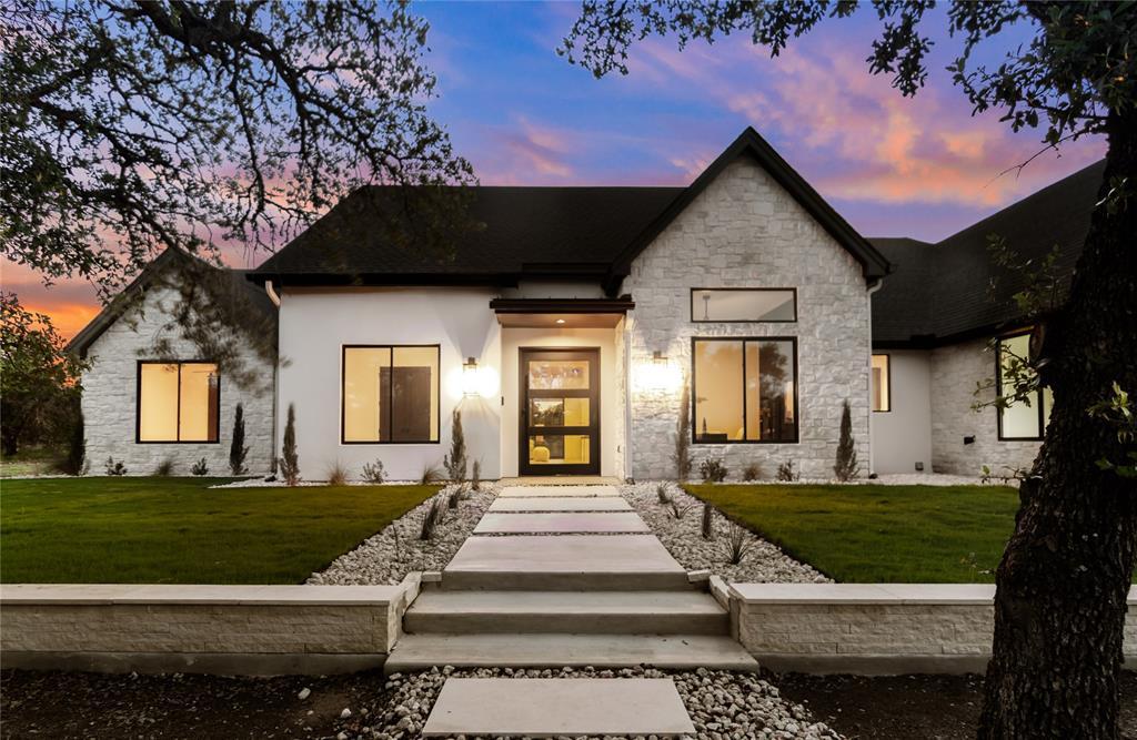 208 Stonegate Ln in Dripping Springs, TX - Building Photo