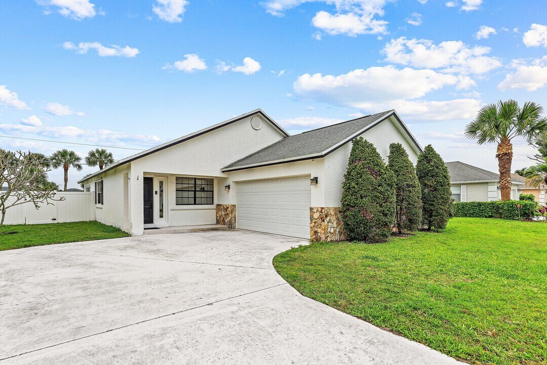 125 Raintree Trail in Jupiter, FL - Building Photo