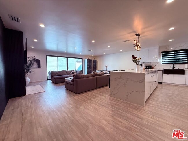 16047 Bryant St in Los Angeles, CA - Building Photo - Building Photo