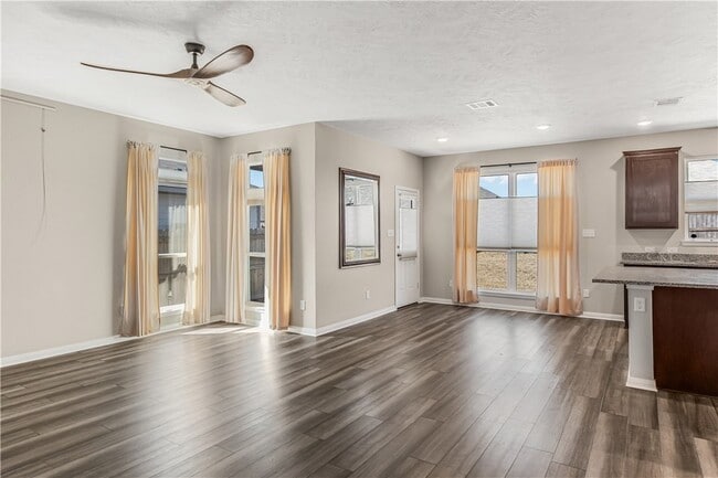 411 Ft Dix Ln in Caldwell, TX - Foto de edificio - Building Photo