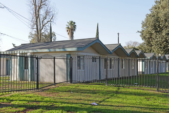 Del Rey Apartments in Del Rey, CA - Building Photo - Building Photo