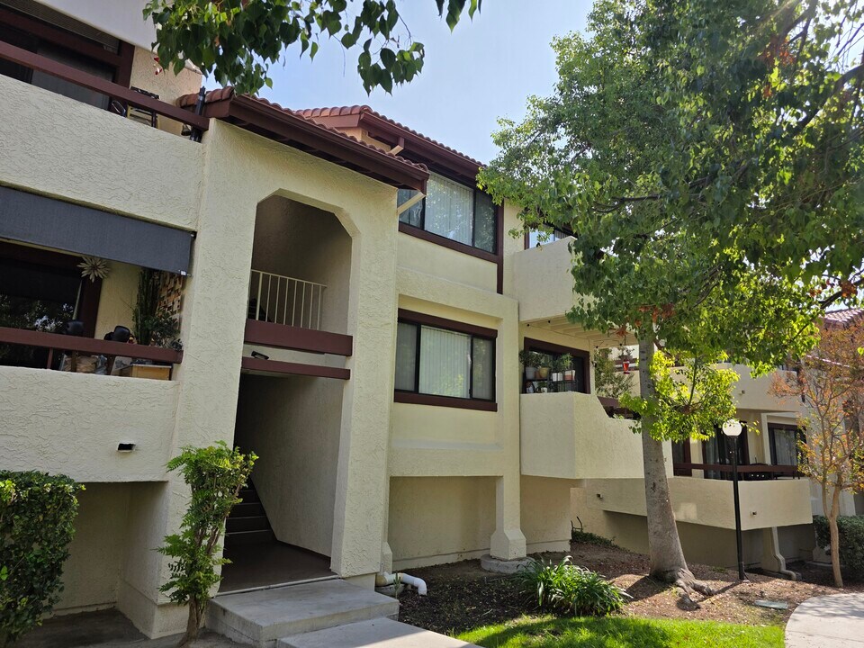 27925 Tyler Ln, Unit #734 in Santa Clarita, CA - Foto de edificio
