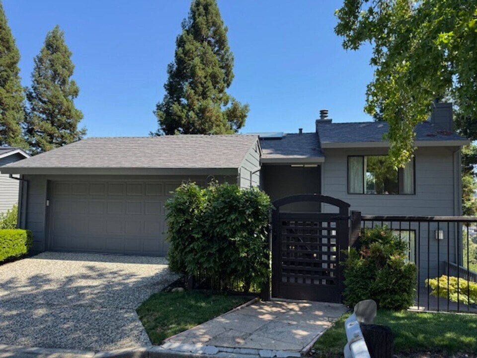 1755 Spyglass Ln in Moraga, CA - Building Photo