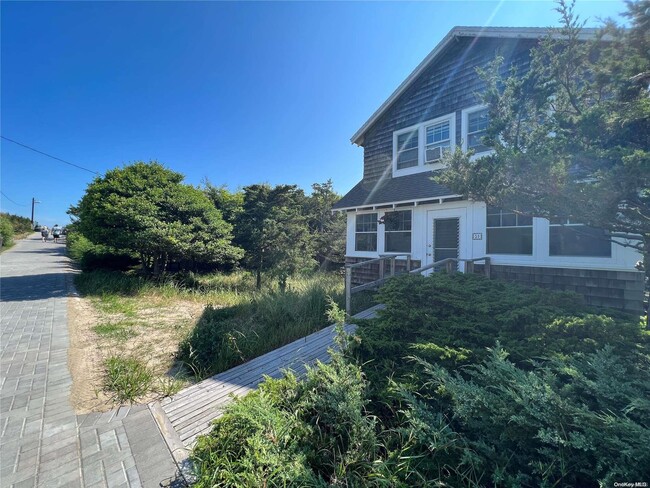 51 Beachwold Ave in Islip, NY - Building Photo - Building Photo