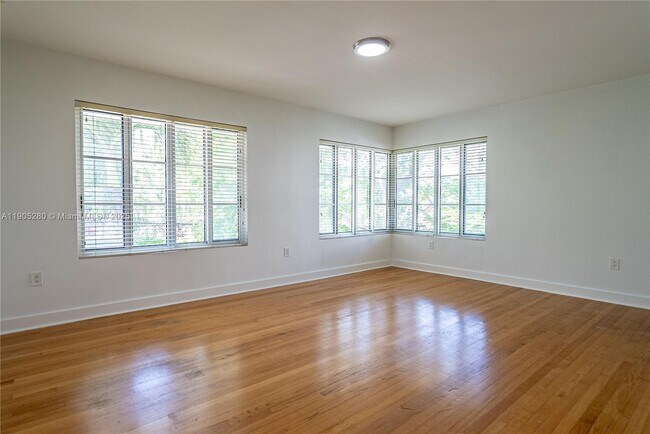 2425 Flamingo Pl in Miami Beach, FL - Building Photo - Building Photo