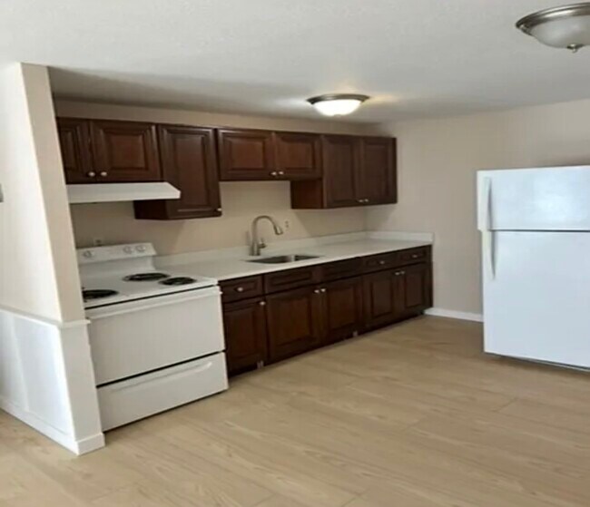 297 Ashland Ave in Southbridge, MA - Foto de edificio - Building Photo